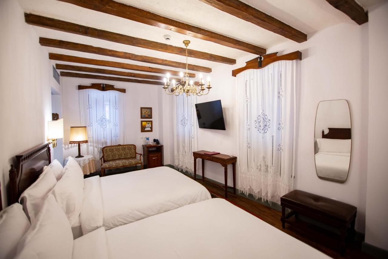 Vila Ebel Hotel Pool & Spa Korce Bagian luar foto