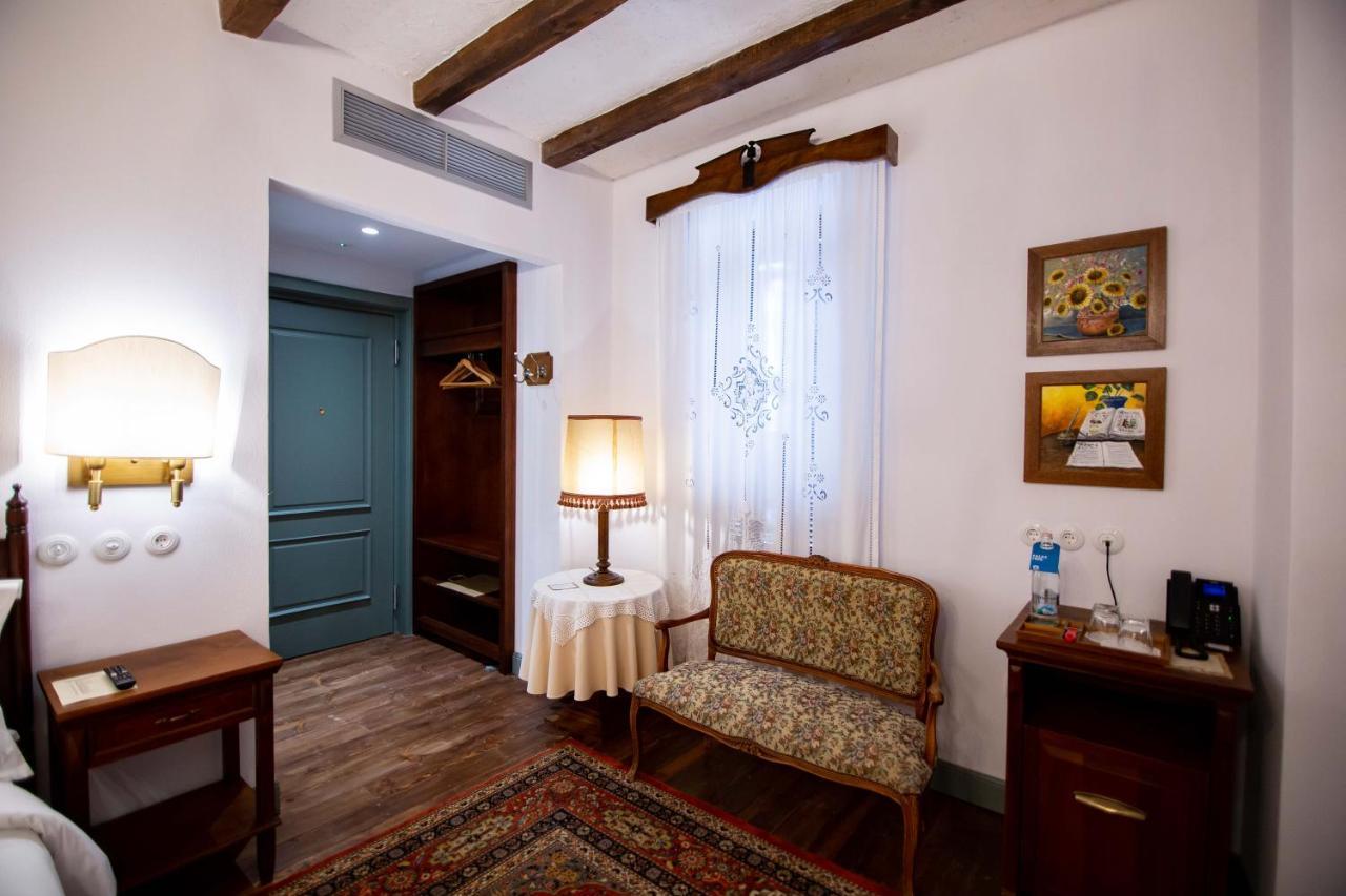 Vila Ebel Hotel Pool & Spa Korce Bagian luar foto