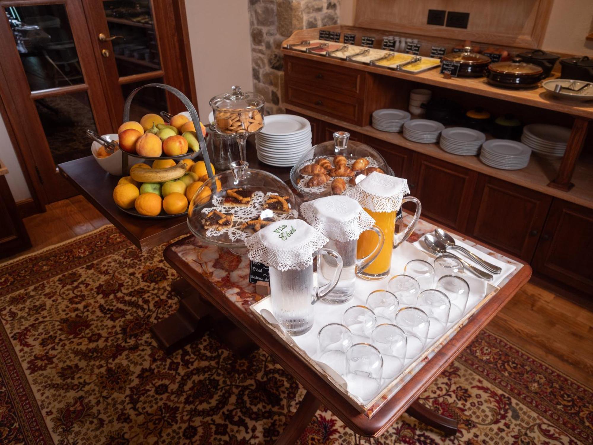 Vila Ebel Hotel Pool & Spa Korce Bagian luar foto