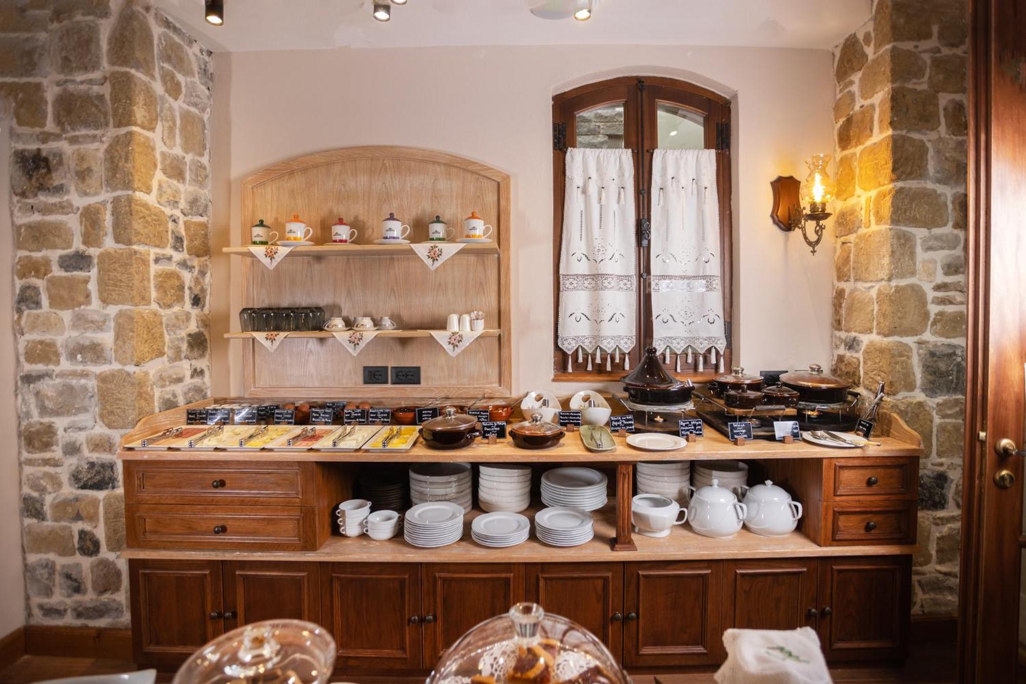 Vila Ebel Hotel Pool & Spa Korce Bagian luar foto