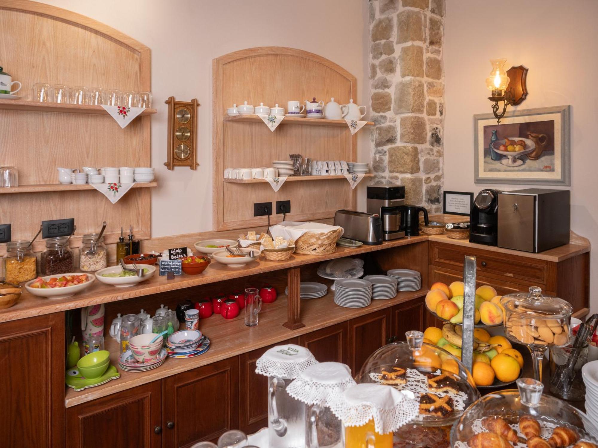 Vila Ebel Hotel Pool & Spa Korce Bagian luar foto