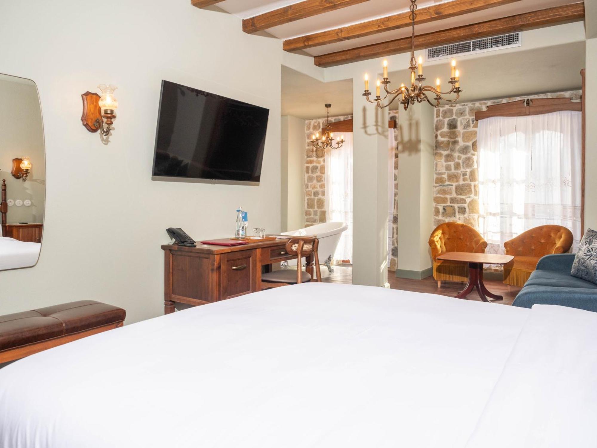 Vila Ebel Hotel Pool & Spa Korce Bagian luar foto