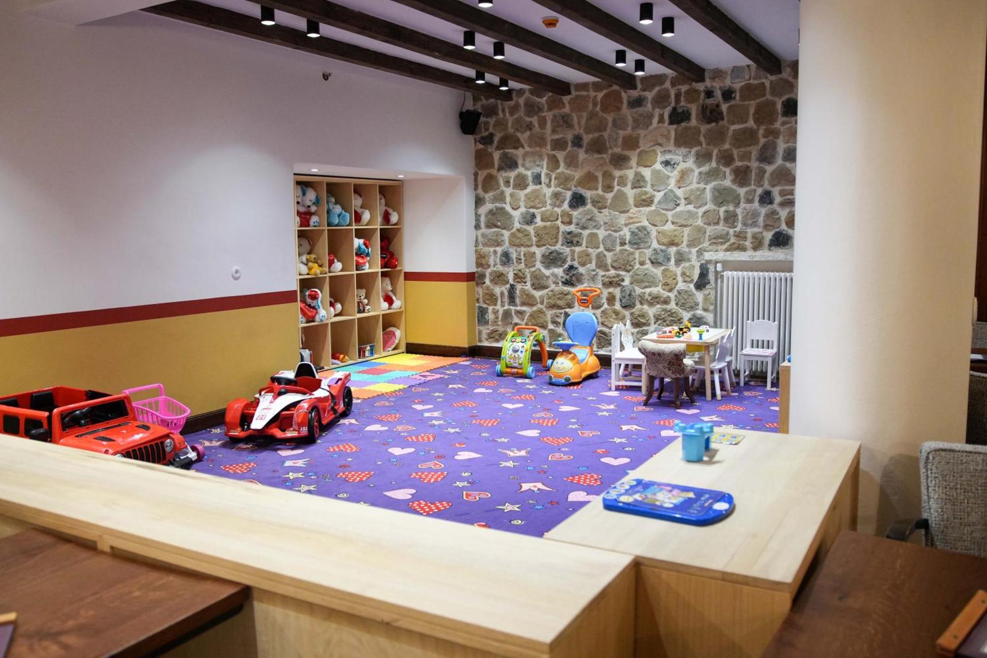 Vila Ebel Hotel Pool & Spa Korce Bagian luar foto
