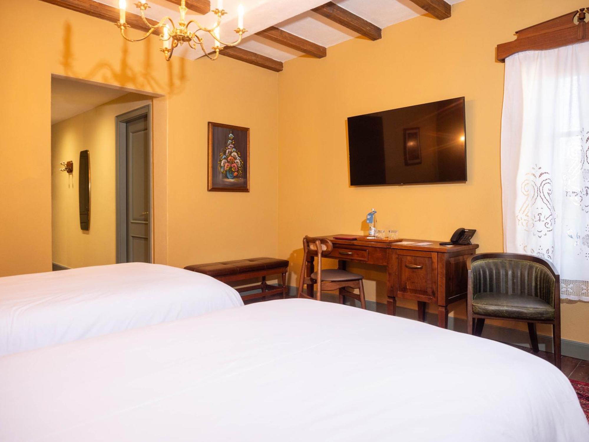 Vila Ebel Hotel Pool & Spa Korce Bagian luar foto